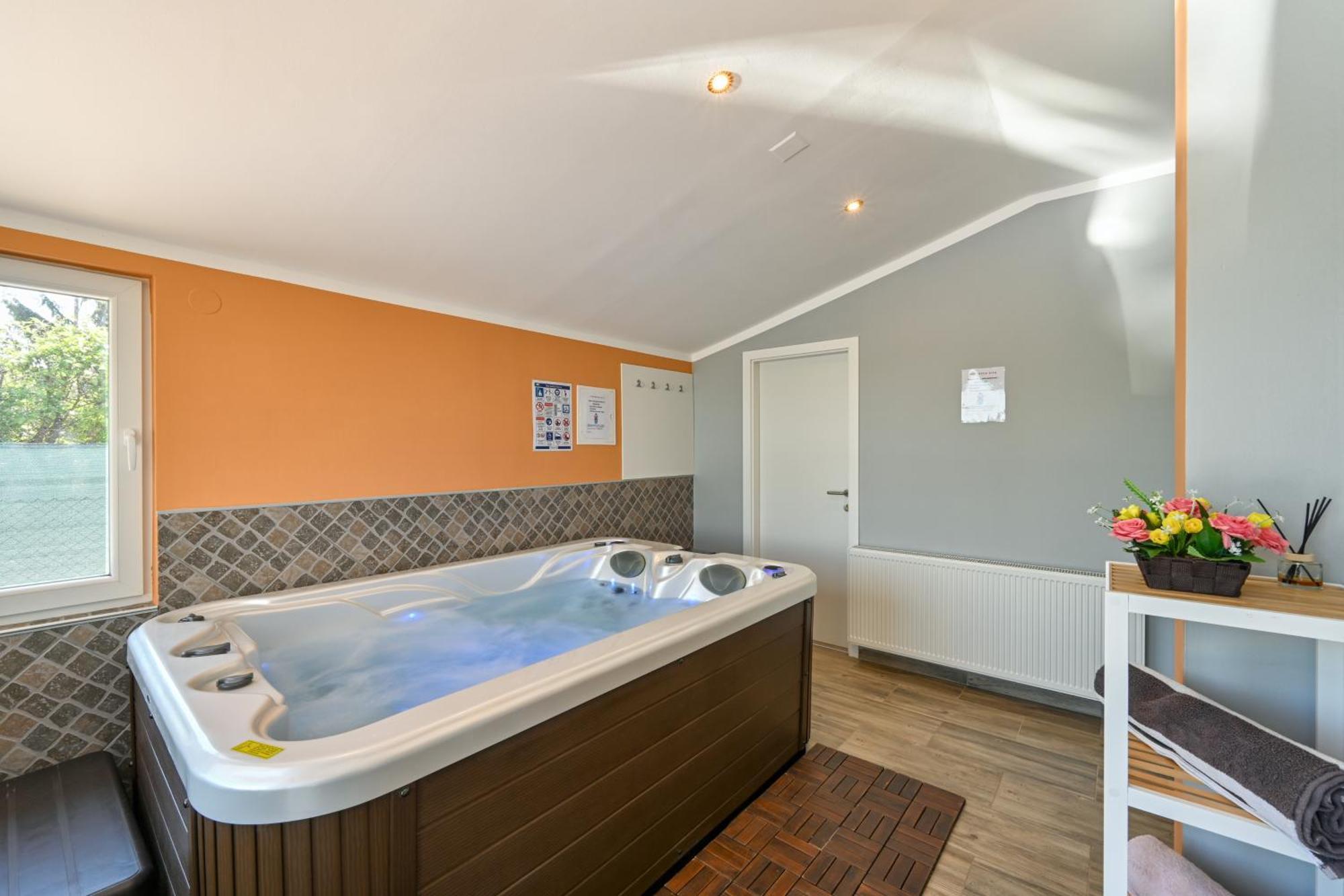 Cvetkova Hiza Sa Jacuzzijem Villa ตูเฮลย์สเก ตอปลิตเซ ภายนอก รูปภาพ